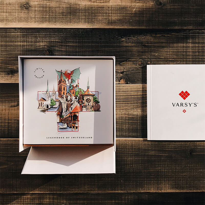 [:en]A ideal Swiss souvenir: The set of VARSY'S Legendbox Classic includes 9 beechwood cubes and a booklet with 6 Swiss stories.[:de]Ein perfektes Souvenir aus der Schweiz: Das Set beinhaltet 9 Buchenholzwürfel und ein Buch mit 6 Geschichten aus der Schweiz.[:]
